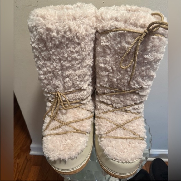 Shoe Dazzle Shoes - Shoe Dazzle Cream Fuzzy Winter Boots